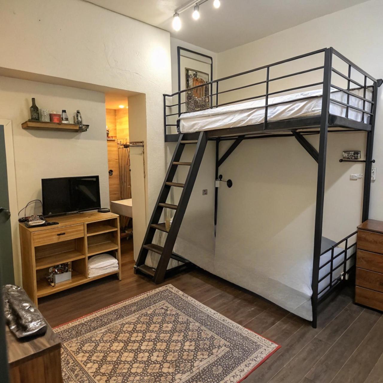 Apartamento 逢甲柏斯青年旅棧 Taichung Exterior foto